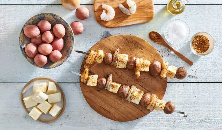 Some delicious shrimp and halloumi skewers with little potatoes.