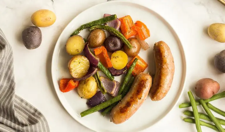 Saucisses servies avec p’tites patates rôties et légumes