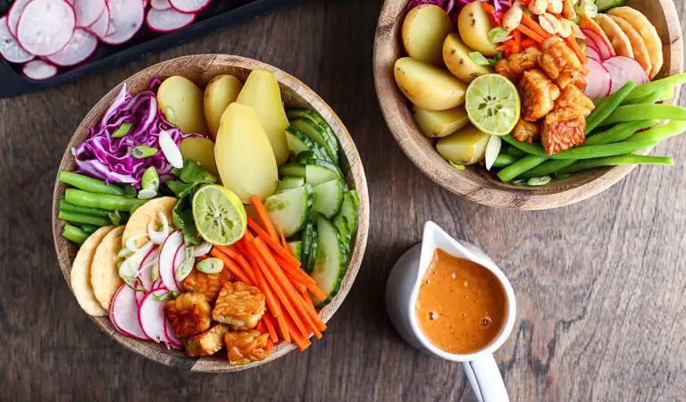 A gado-gado salad in a bowl.