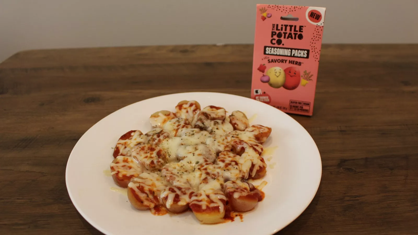 A bowl of easy to make microwaved pizza-tatoes