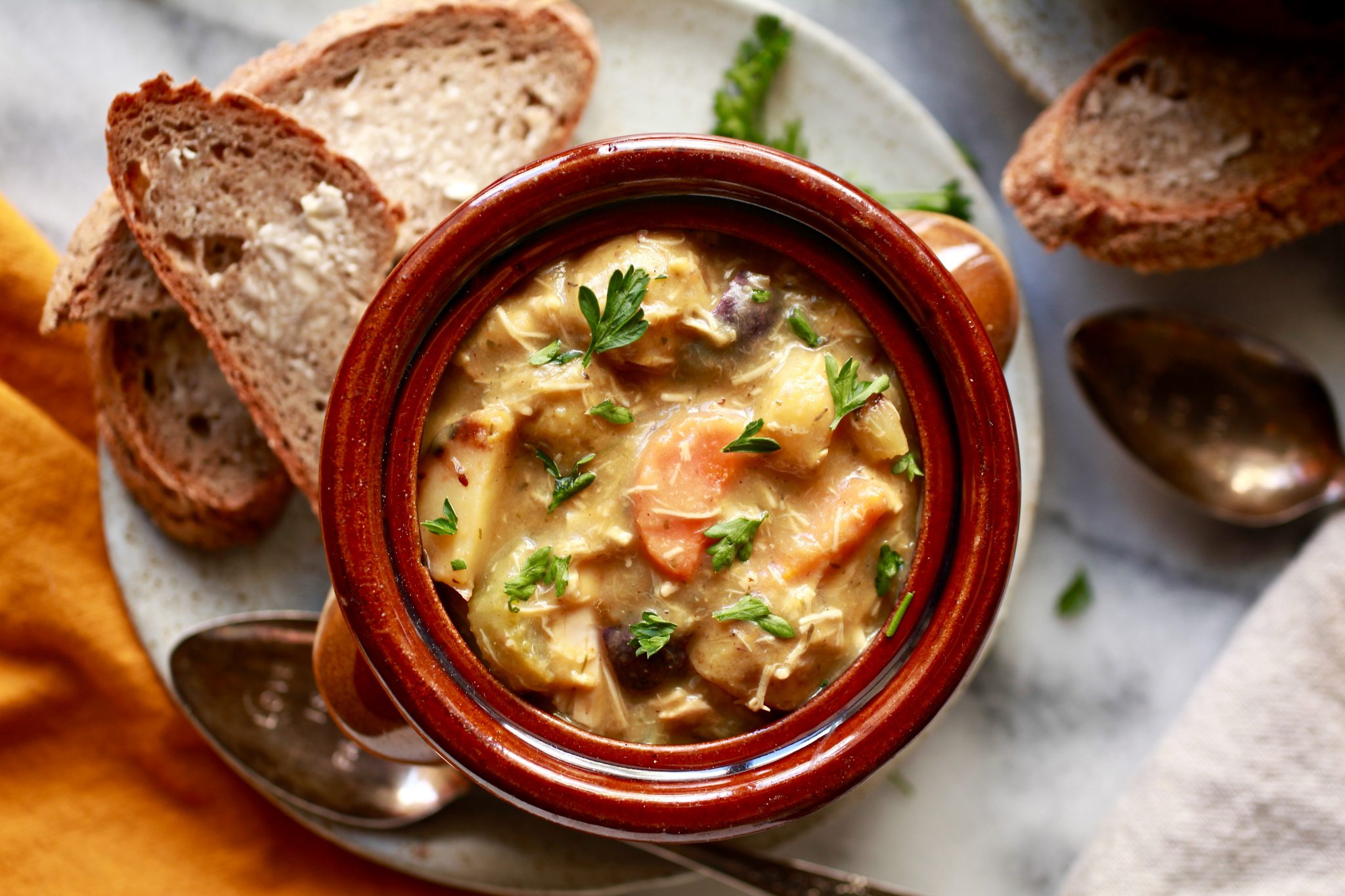 Ragoût de pommes de terre et de poulet aux fines herbes prêt en 30 minutes