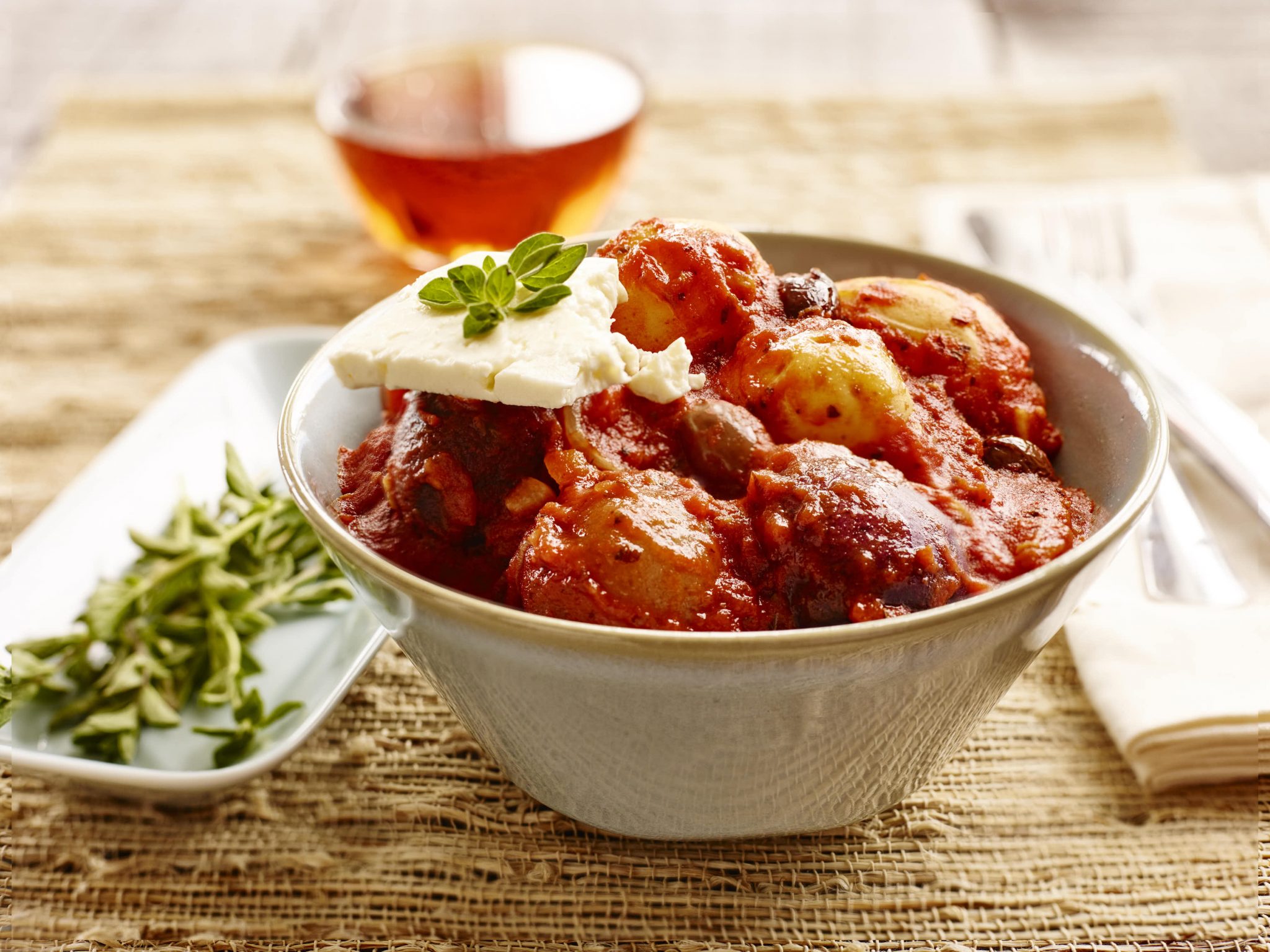 Salade automnale de pommes de terre grelots avec des tomates, des olives et du fromage féta