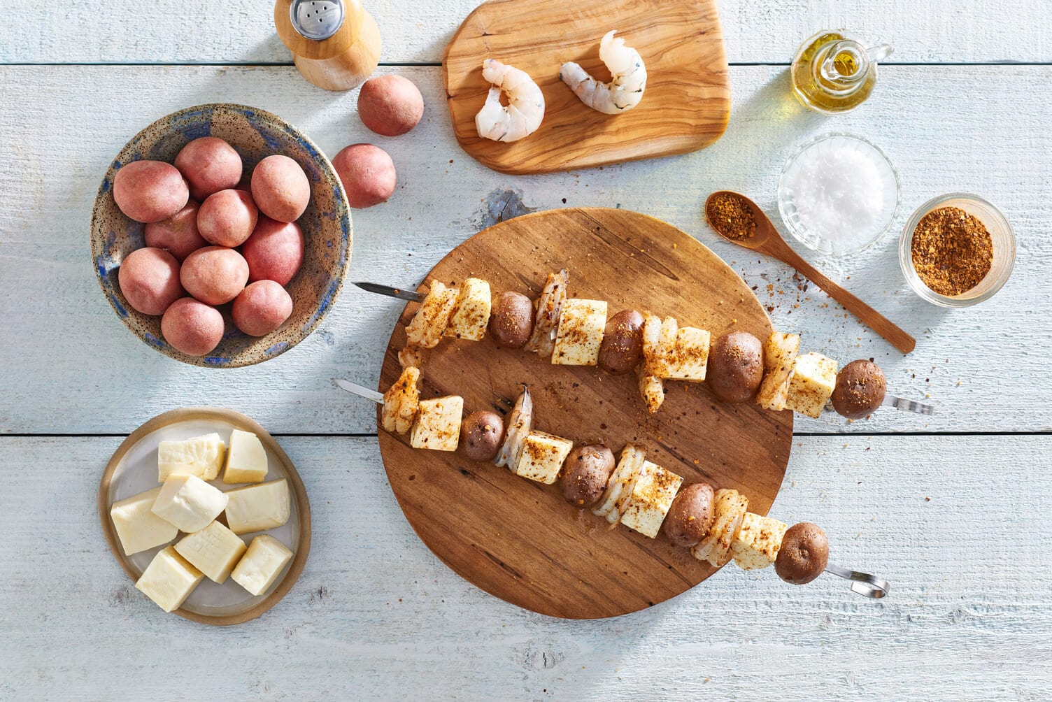 Some delicious shrimp and halloumi skewers with little potatoes.