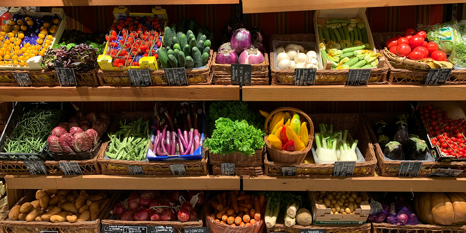 A picture of fresh produce on a grocery store shelf.